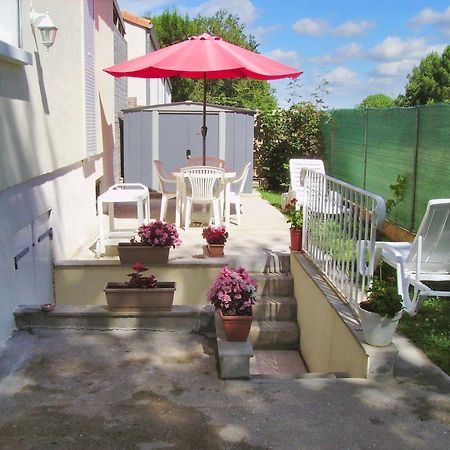 Appartement Charmant A Breuillet Avec Jardin Spacieux Exterior photo
