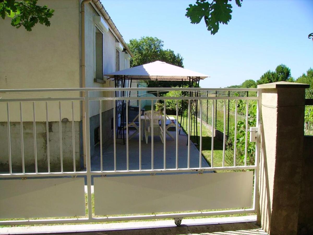 Appartement Charmant A Breuillet Avec Jardin Spacieux Exterior photo