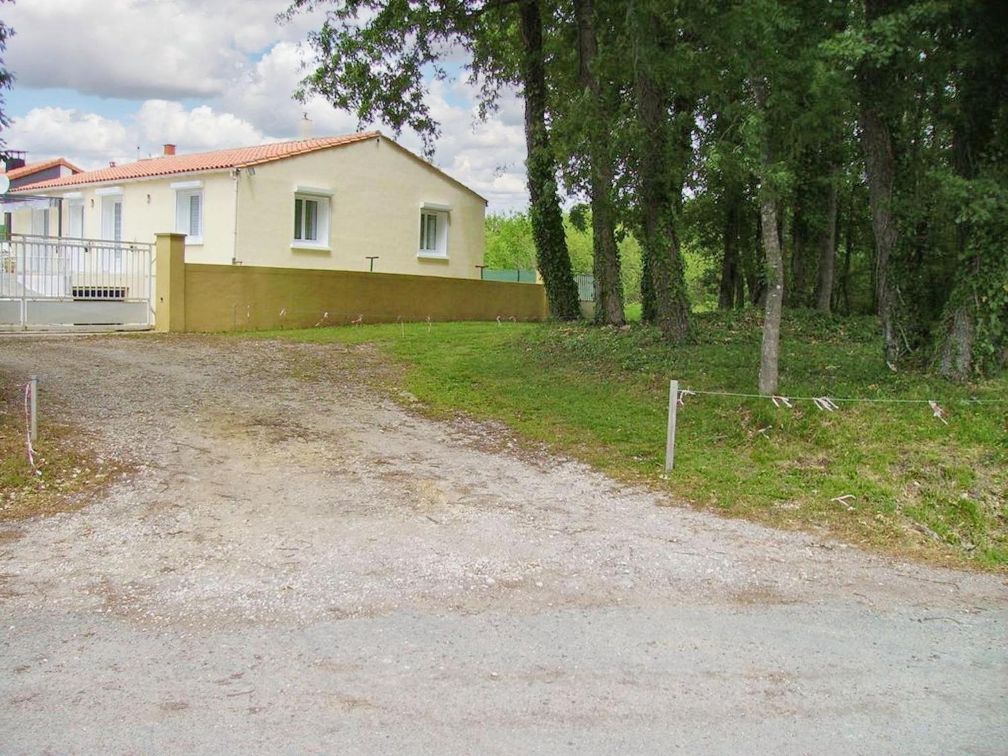 Appartement Charmant A Breuillet Avec Jardin Spacieux Exterior photo